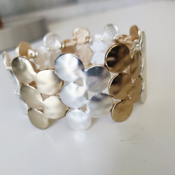 Vintage Cuff Costume Jewelry Bracelet Flower Design Silver and Gold Tones - Picture 5 of 10